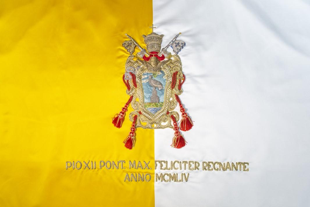 BANDERA PONTIFICIA. HDAD. DE LA MACARENA