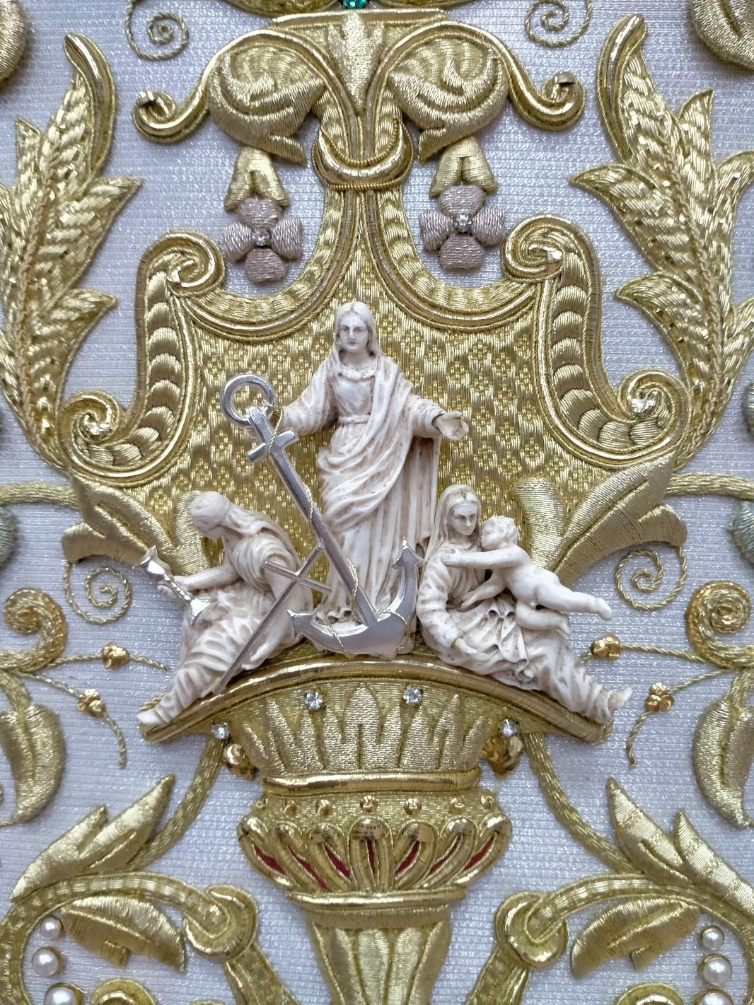 DETALLE CENTRAL EN MARFIL DE LA SAYA DE LAS VIRTUDES TEOLOGALES